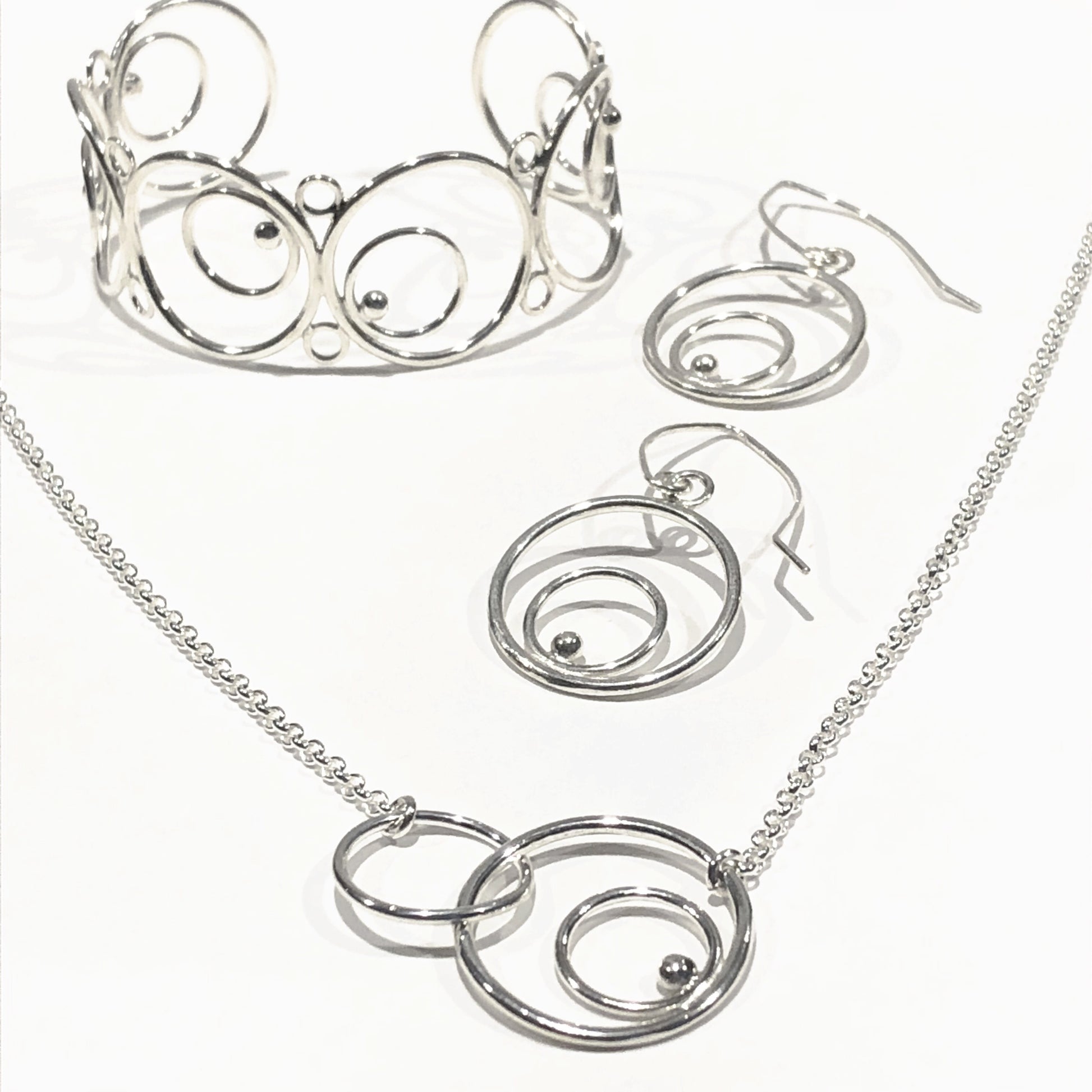 Linked circles necklace with bracelet and earrings